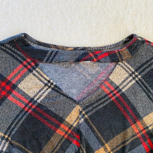 Maurices 24/7 Plaid Keyhole Twist-Knot Sweater Size Medium - Picture 2 of 8